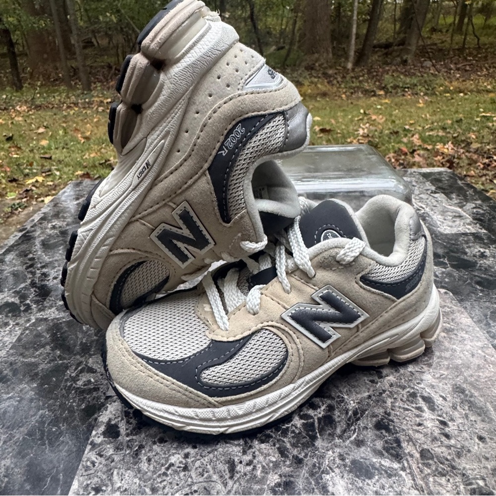 New Balance 2002R  Sneakers Size 11 Boys - Picture 7 of 14
